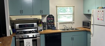 Cute and cozy lake house! Sleeps 10! 1 mile from lake access!