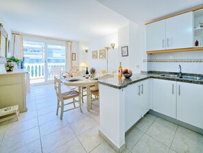 ثلاجة، ميكروويف، غسالة أطباق، محمصة خبز