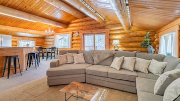 Smart-tv, een open haard en boeken