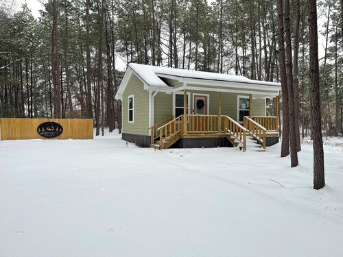 Tiny House -Whispering Pines on a quiet country road