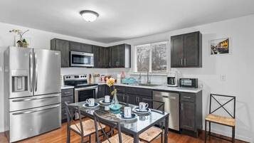 Kjøleskap, mikrobølgeovn, ovn og kokeplater