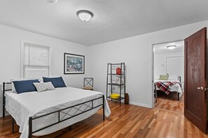 3 bedrooms, desk, WiFi, bed sheets