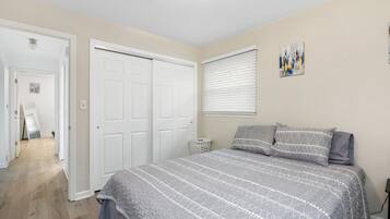 2 bedrooms, desk, iron/ironing board, WiFi