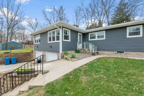 Cozy LeClaire Townhome within walking distance to downtown!