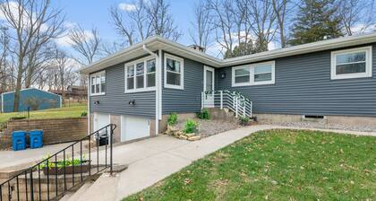 Cozy LeClaire Townhome within walking distance to downtown!