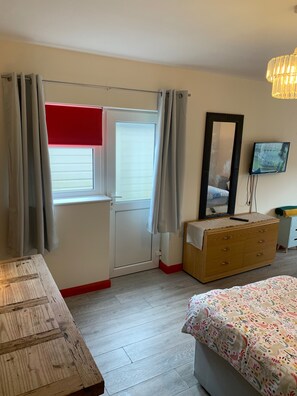 1 bedroom, iron/ironing board, WiFi, bed sheets - Cozy Coastal Apartment in Kilgetty with views (Kilgetty)