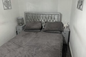 2 عدّة غرف نوم وواي فاي وملاءات أسرّة