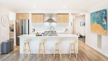 Frigorífico, microondas, horno y placa de cocina