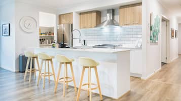 Kühlschrank, Mikrowelle, Ofen, Herdplatte