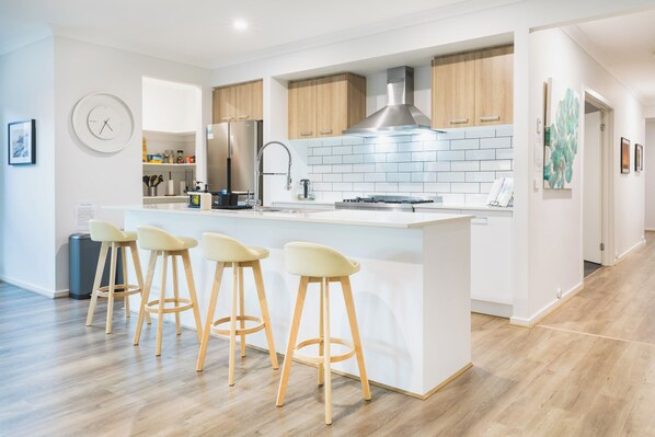 Fridge, microwave, oven, stovetop - Sauna + King Beds, Super Large Luxurious Home (St Leonards)