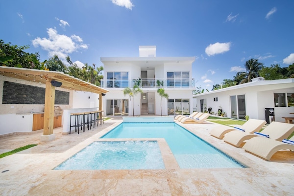 Stórt einbýlishús - mörg svefnherbergi - reykherbergi - einkasundlaug | Laug | Útilaug