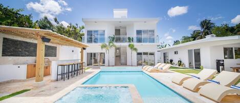 Villa, varias habitaciones, para fumadores, alberca privada | Alberca | Alberca al aire libre