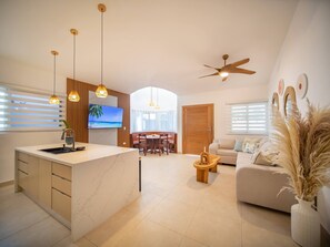 Villa, plusieurs chambres, fumeur, piscine privée | Salle de séjour