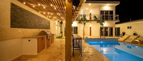 Villa, varias habitaciones, para fumadores, alberca privada | Área de parrilladas y picnic