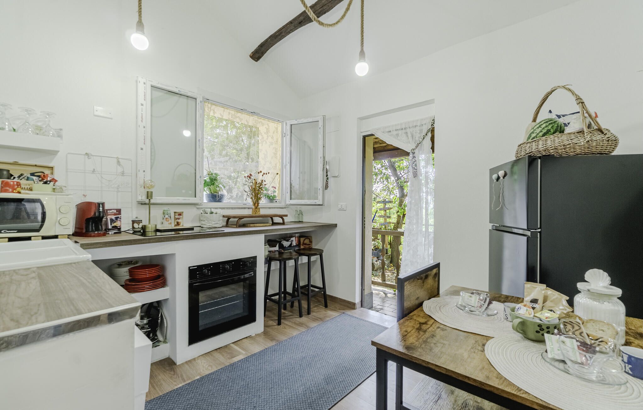 Fridge, dishwasher, coffee/tea maker