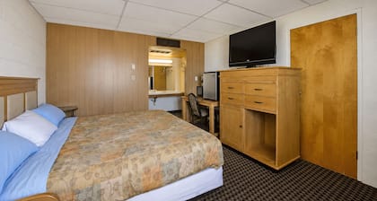 First Inn By OYO Quinter Hwy 70