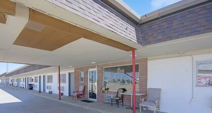 First Inn By OYO Quinter Hwy 70