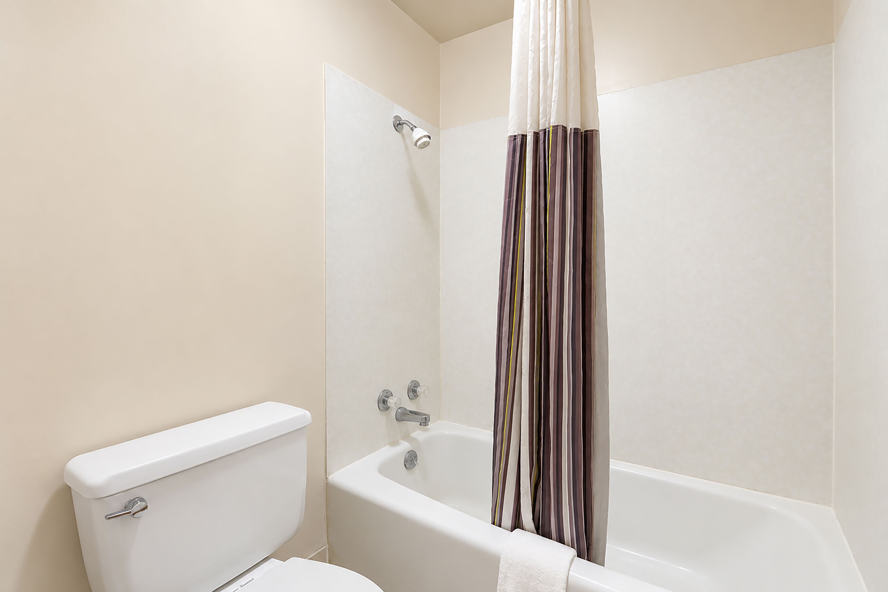 Kamer, 1 kingsize bed | Badkamer | Gratis toiletartikelen, een haardroger, handdoeken