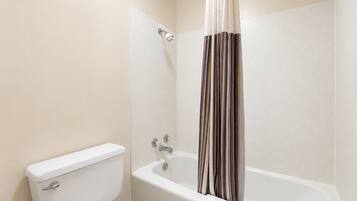 Kamer, 1 kingsize bed | Badkamer | Gratis toiletartikelen, een haardroger, handdoeken
