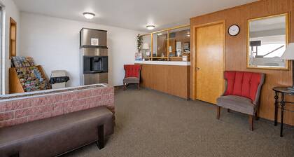 First Inn By OYO Quinter Hwy 70