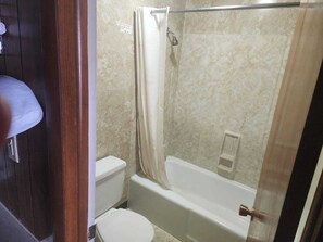 Kamer, 1 kingsize bed | Badkamer | Gratis toiletartikelen, een haardroger, handdoeken