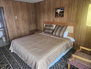 Room, 1 King Bed | Desk, free WiFi, bed sheets