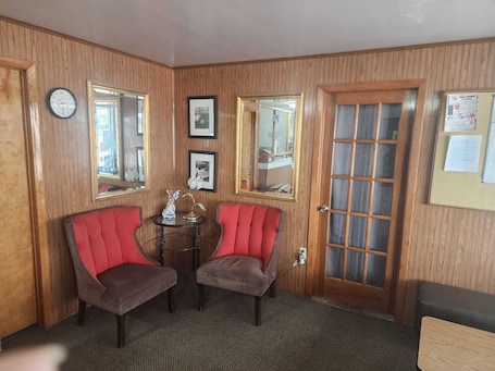 Reception. First Inn By OYO Quinter Hwy 70