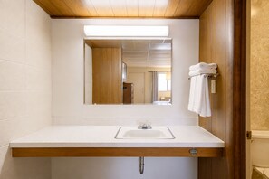 客房, 2 张大床 | 浴室 | 免费洗浴用品、吹风机、毛巾