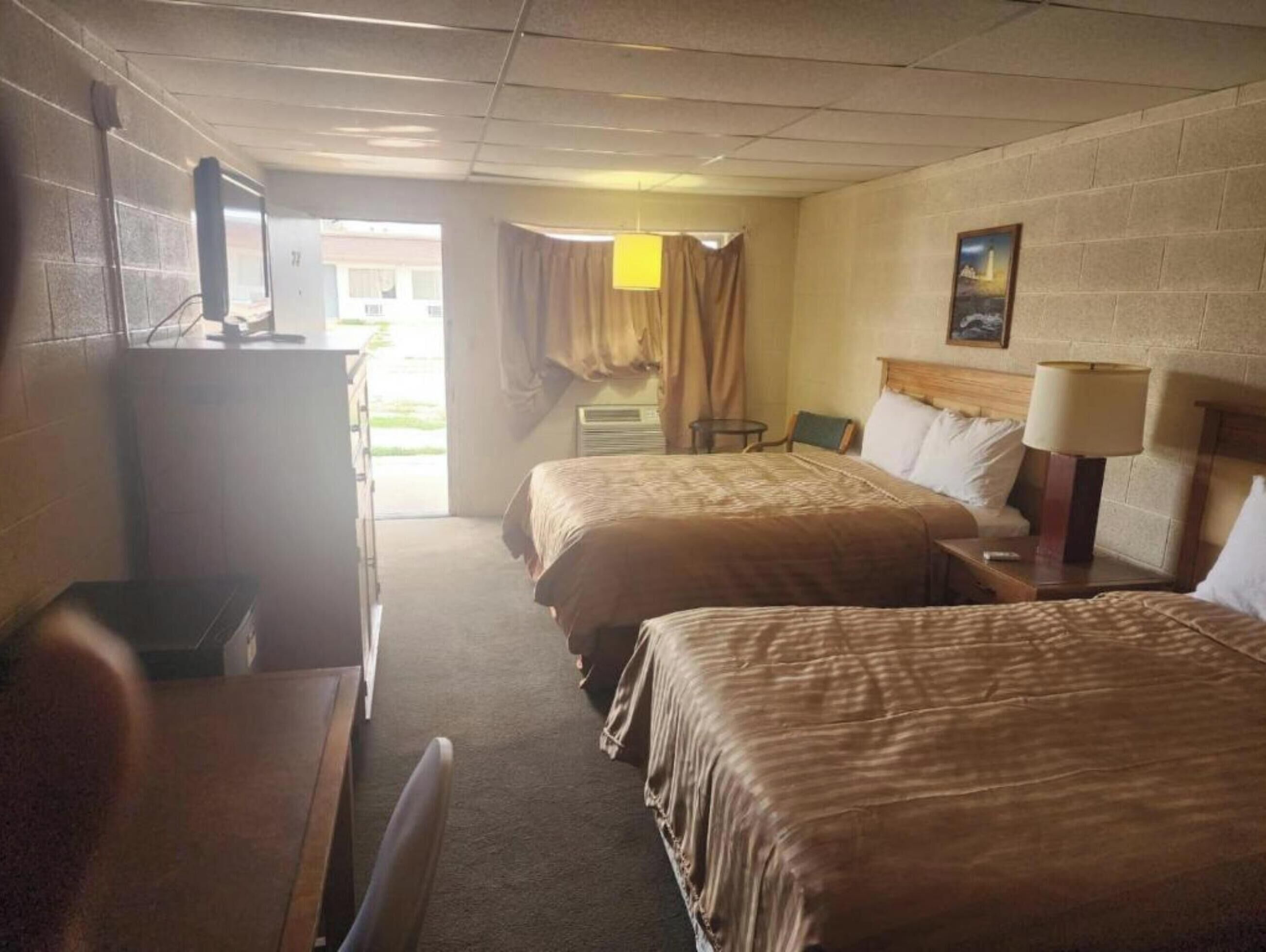 Desk, WiFi (free), bed sheets