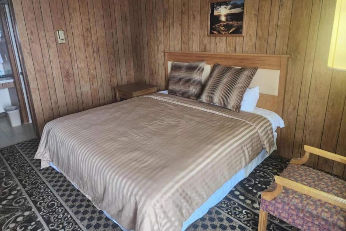Desk, WiFi (free), bed sheets