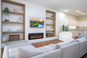 Smart TV, fireplace, video games, books - Pristine Fully Renovated House - 12min from Disney Parks (Kissimmee)