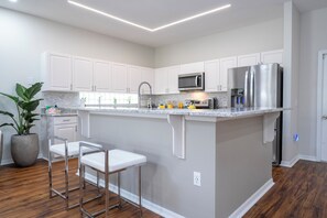 Fridge, microwave, oven, stovetop - Pristine Fully Renovated House - 12min from Disney Parks (Kissimmee)