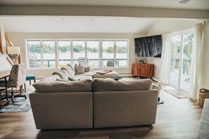 Una Smart TV, una chimenea
