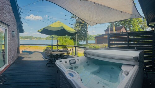 Luxurious private Portage Lakes home lake access 3 bd Oasis Hottub pet friendly!