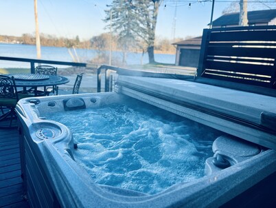 Luxurious private Portage Lakes home lake access 3 bd Oasis Hottub pet friendly!