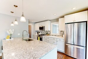 Geladeira, micro-ondas, fogão, cooktop