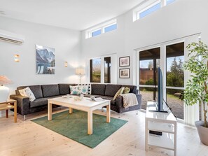 Fernseher, Kamin, DVD-Player
