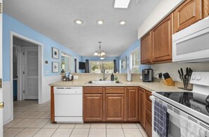 冷蔵庫、電子レンジ、オーブン、コンロ