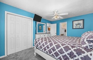 2 عدّة غرف نوم ومكواة/لوح كي وواي فاي وملاءات أسرّة