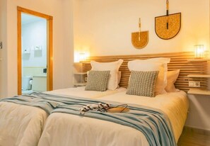 2 quartos, ferros/tábuas de passar roupa, berço de viagem