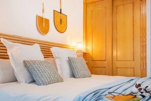 2 chambres, fer et planche à repasser, lit de bébé portatif