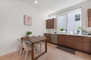 Dining - Perch - Chic retreat near Seattle's heart. Enjoy skyline views, and easy city access. (Seattle)