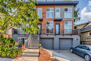Exterior - Perch - Chic retreat near Seattle's heart. Enjoy skyline views, and easy city access. (Seattle)