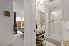 Shower, hair dryer, towels - Perch - Chic retreat near Seattle's heart. Enjoy skyline views, and easy city access. (Seattle)