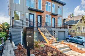 Exterior - Perch - Chic retreat near Seattle's heart. Enjoy skyline views, and easy city access. (Seattle)