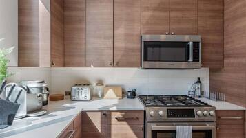 Refrigerador, microondas, horno y parrilla de estufa