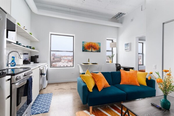 冷蔵庫、電子レンジ、オーブン、コンロ