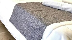 A bedroom with a bed, pillows, and a wardrobe. - International loft, air-conditioned with pool and beach (cambrils)