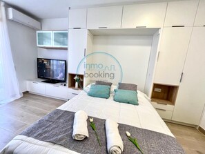 2 bedrooms, iron/ironing board, bed sheets