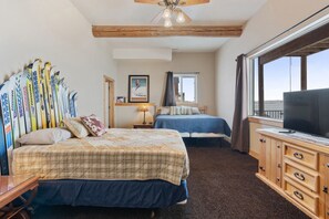 6 chambres, bureau, fer et planche à repasser, lit parapluie